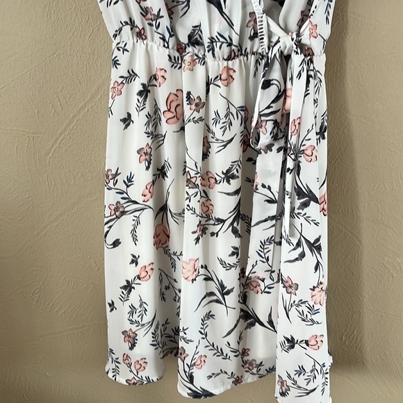 Sienna Sky mock wrap dress white w/flowers flutter sleeves lined bottom size S - Picture 4 of 15
